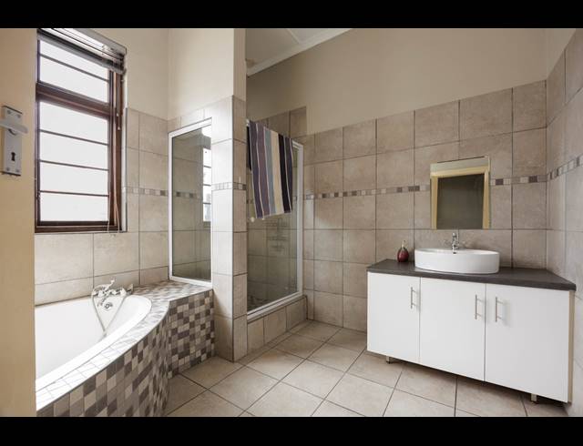 4 bed property to rent in WORCESTER CENTRAL